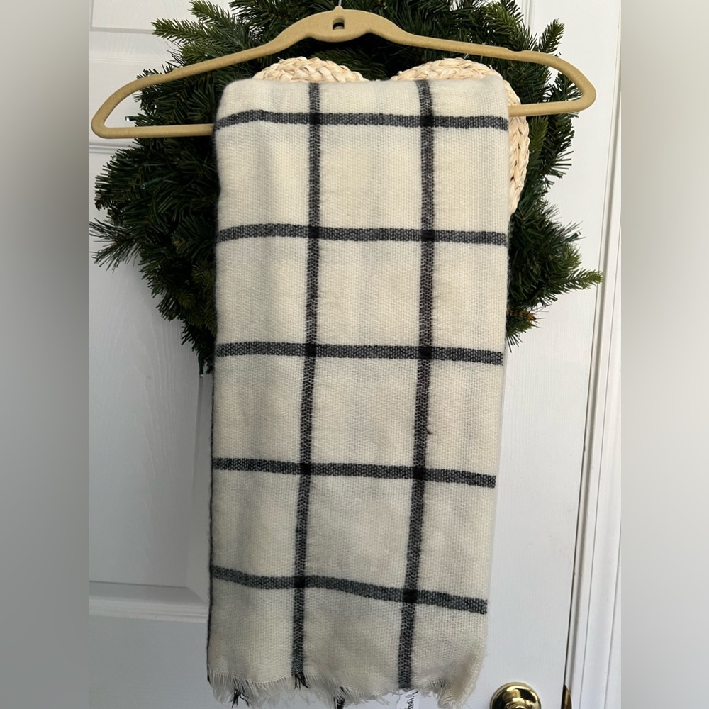 Old Navy wrap/scarf new with tags - Picture 4 of 8